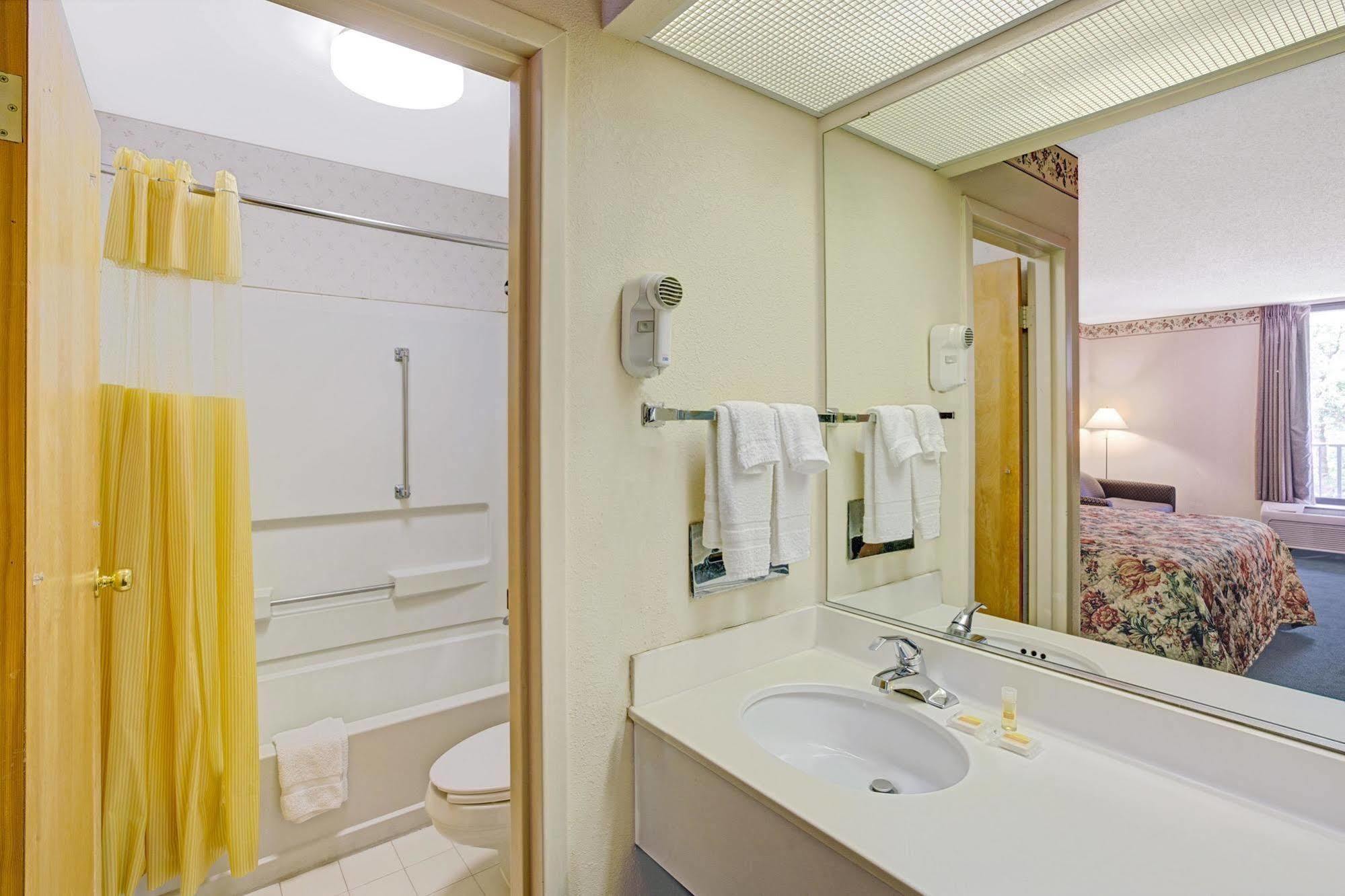 Days Inn Lake Norman Корнелиус Экстерьер фото