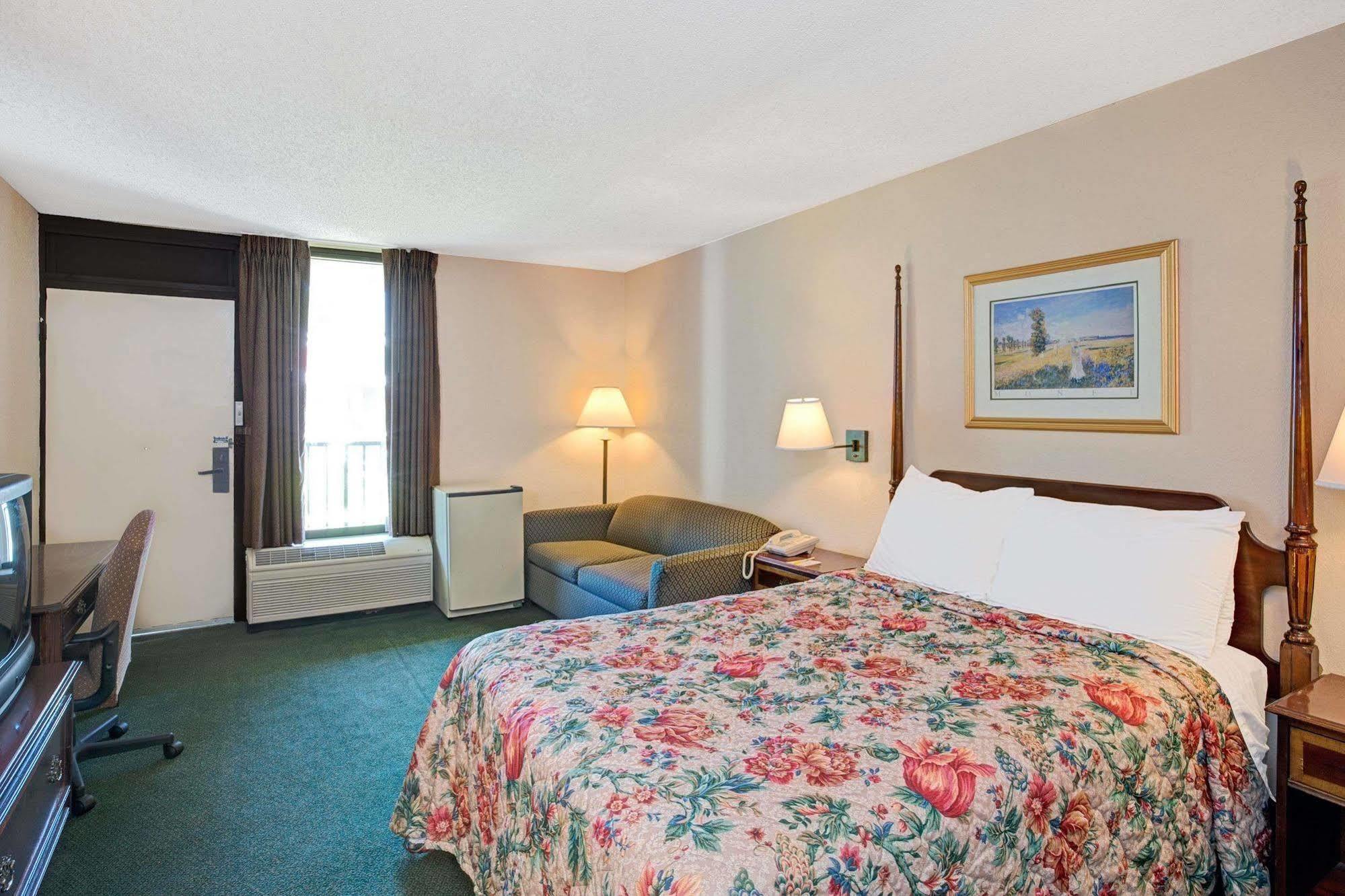 Days Inn Lake Norman Корнелиус Экстерьер фото